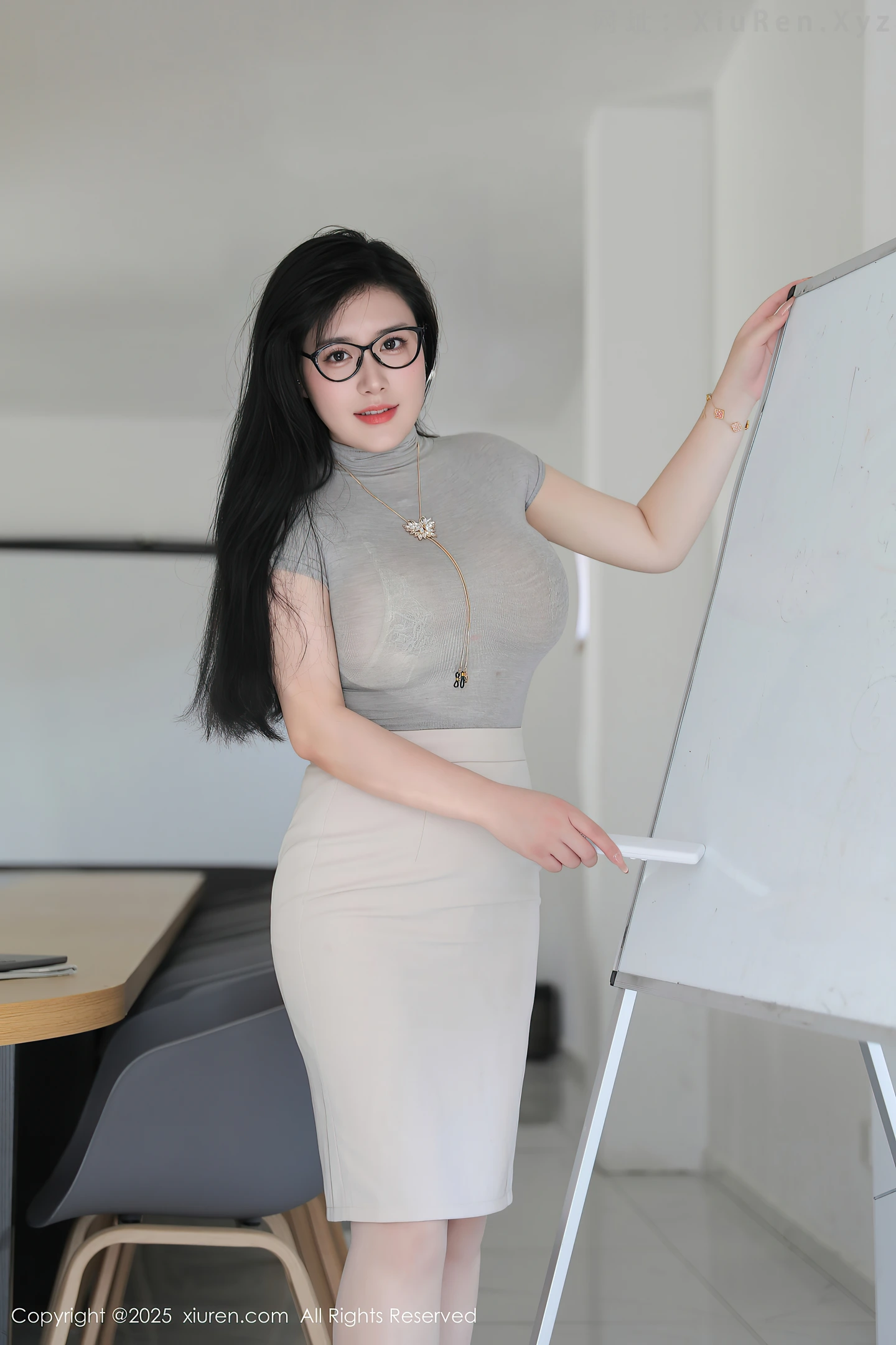 图片[3]-[XiuRen秀人网] VOL.10488 模特王婉悠Queen性感灰色OL服饰配超薄肉丝秀丰腴身姿诱惑写真80P-秀人网官方网站